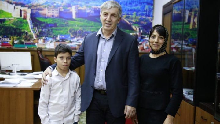 Достойный  поступок! Мэр города подарил квартиру парню, который помогал маме убирать улицы