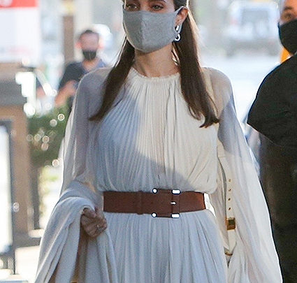 На днях папарацци засекли голливудскую красавицу Анджелину Джоли на прогулке с сыном Паксом в Лос-Анджелесе