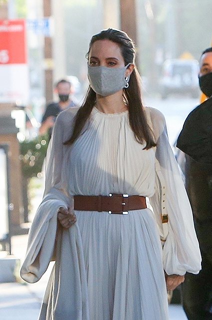 На днях папарацци засекли голливудскую красавицу Анджелину Джоли на прогулке с сыном Паксом в Лос-Анджелесе
