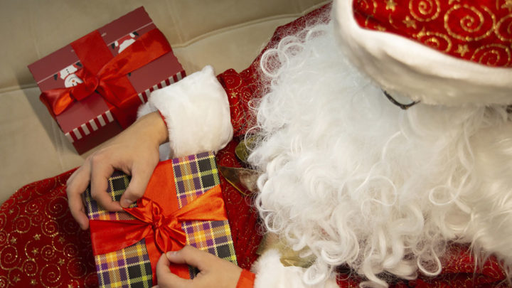 В новогоднюю ночь я  оделся в костюм Деда Мороза, взял мешок с подарками и позвонил в дверь к своей соседке