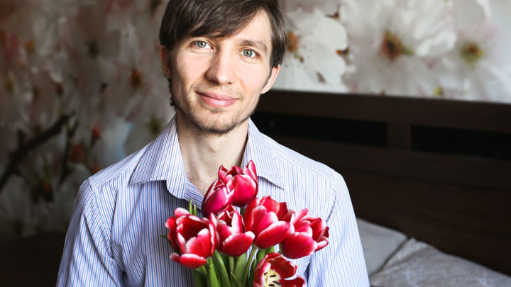 Парень снова залез в авто и протянул девушке букетик тюльпанов, со словами: «Это вам!»