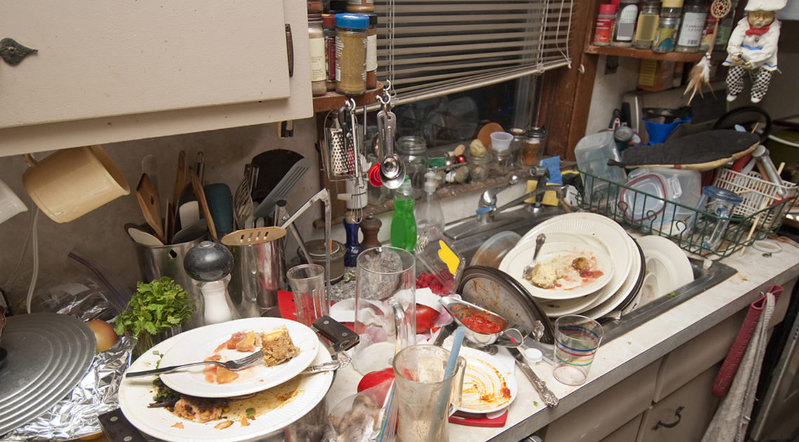 Я поехала на квартиру к дочери, чтобы забрать вещи. В комнатах было грязно, на кухне гора немытой посуды. Дочка в слезах