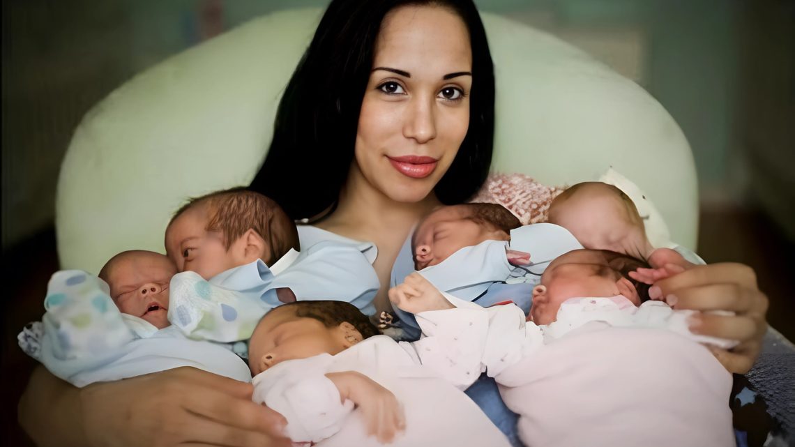 Die Mutter vieler Kinder, die acht Zwillinge zur Welt brachte, ist heute 48 Jahre alt. So sehen sie und ihre erwachsenen Kinder aus