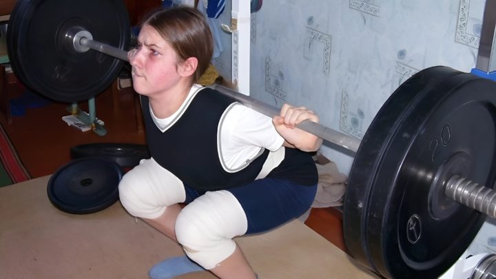 Im Alter von 8 Jahren hob das Mädchen eine 100 kg schwere Langhantel! Finden Sie heraus, wie sie aussieht und wie sich ihr Schicksal 14 Jahre später entwickelt hat 🏋️‍♀️✨