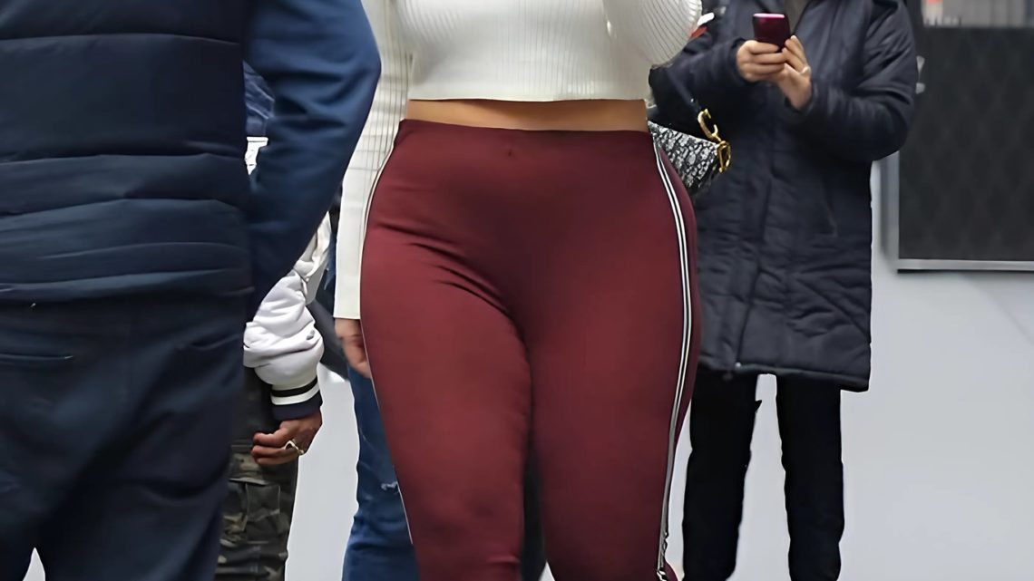 Die Fans sind enttäuscht, wie Ashley Graham von hinten aussieht. Ja, es ist schwer ohne Photoshop… besonders in einem Badeanzug😮