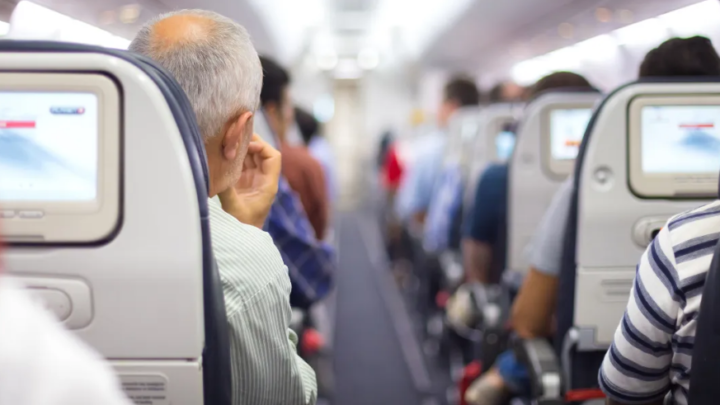 Die Stewardess kam auf mich zu und sagte: „Bitte bleiben Sie nach der Landung, der Pilot möchte Sie persönlich sprechen“.