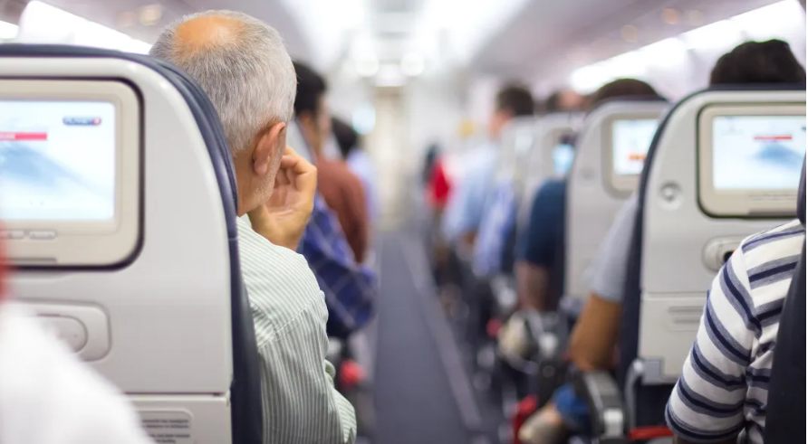 Die Stewardess kam auf mich zu und sagte: „Bitte bleiben Sie nach der Landung, der Pilot möchte Sie persönlich sprechen“.