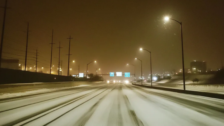 Ich habe einen alten Mann auf einem einsamen Winterweg aufgelesen, und dass er bei mir übernachtet hat, hat mein Leben für immer verändert