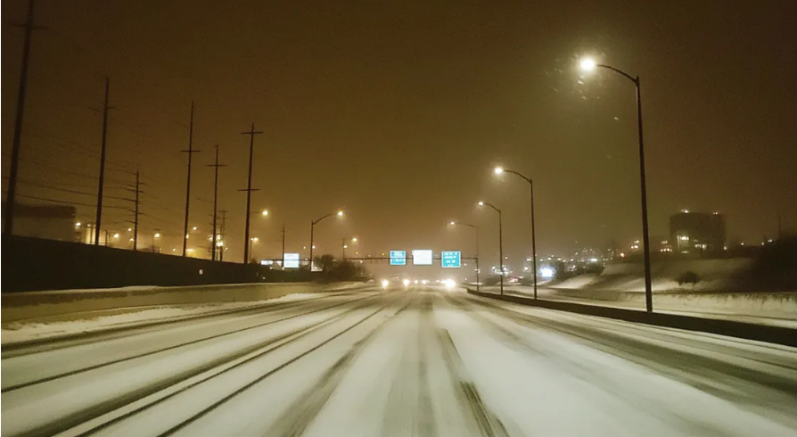 Ich habe einen alten Mann auf einem einsamen Winterweg aufgelesen, und dass er bei mir übernachtet hat, hat mein Leben für immer verändert