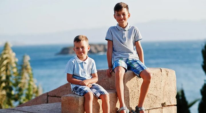 Meine Tochter und mein Schwiegersohn sind vor 2 Jahren gestorben – und eines Tages schrien meine Enkelkinder: „Oma, schau mal, das sind unsere Mama und unser Papa!“.