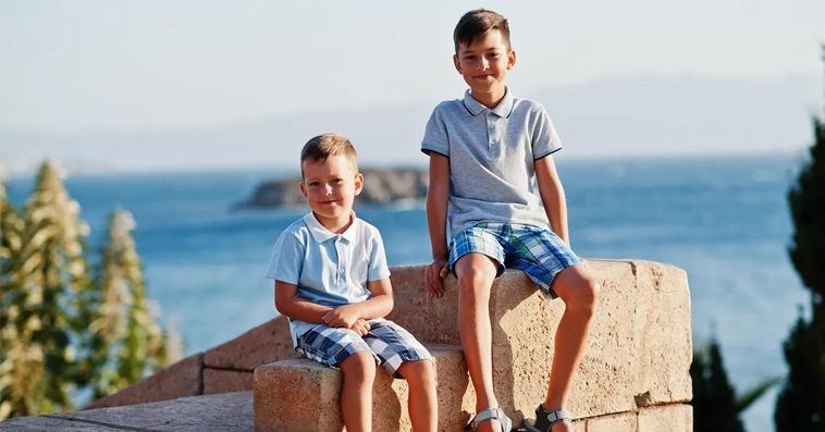 Meine Tochter und mein Schwiegersohn sind vor 2 Jahren gestorben – und eines Tages schrien meine Enkelkinder: „Oma, schau mal, das sind unsere Mama und unser Papa!“. Meine Tochter und mein Schwiegersohn sind vor 2 Jahren gestorben – und eines Tages schrien meine Enkelkinder: „Oma, schau mal, das sind unsere Mama und unser Papa!“.