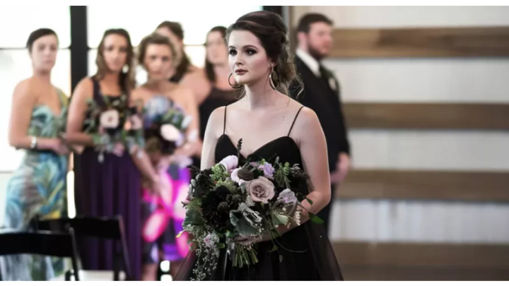 Das Hochzeitskleid meiner Tochter kam komplett schwarz an, aber es war keine echte Katastrophe.