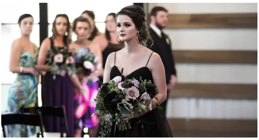 Das Hochzeitskleid meiner Tochter kam komplett schwarz an, aber es war keine echte Katastrophe. Das Hochzeitskleid meiner Tochter kam komplett schwarz an, aber es war keine echte Katastrophe.