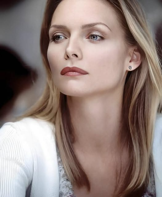 Entschlossen, natürlich zu altern: Michelle Pfeiffer, 65, hat mit ihrem Aussehen beeindruckt Entschlossen, natürlich zu altern: Michelle Pfeiffer, 65, hat mit ihrem Aussehen beeindruckt