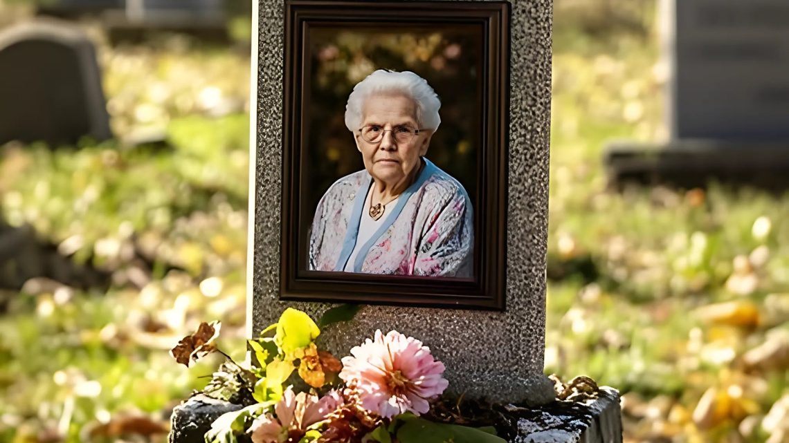 MEINE GROSSMUTTER BAT MICH, DAS BILD AUF IHREM GRABSTEIN GENAU EIN JAHR NACH IHREM TOD ZU ENTFERNEN – ALS ICH DAS BILD ENTFERNTE, SCHRIE ICH: „DAS KANN DOCH NICHT WAHR SEIN!“ MEINE GROSSMUTTER BAT MICH, DAS BILD AUF IHREM GRABSTEIN GENAU EIN JAHR NACH IHREM TOD ZU ENTFERNEN – ALS ICH DAS BILD ENTFERNTE, SCHRIE ICH: „DAS KANN DOCH NICHT WAHR SEIN!“