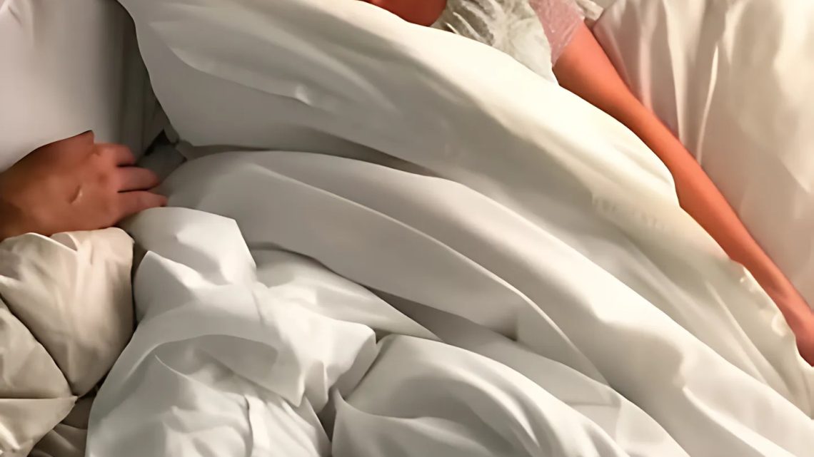 Mein Mann hat mich mit einem anderen Mann im Bett erwischt, aber ich habe ihn nicht betrogen – als ich herausfand, wer der Mann war, war ich schockiert Mein Mann hat mich mit einem anderen Mann im Bett erwischt, aber ich habe ihn nicht betrogen – als ich herausfand, wer der Mann war, war ich schockiert
