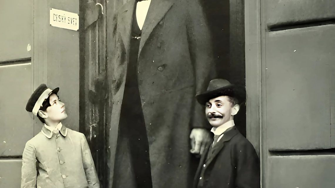 Dass er 285 cm groß ist, hielt den Mann nicht davon ab, zu heiraten und Vater zu werden. Wie sah diese ungewöhnliche Familie aus? Dass er 285 cm groß ist, hielt den Mann nicht davon ab, zu heiraten und Vater zu werden. Wie sah diese ungewöhnliche Familie aus?