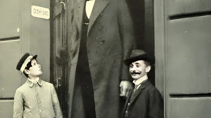 Dass er 285 cm groß ist, hielt den Mann nicht davon ab, zu heiraten und Vater zu werden. Wie sah diese ungewöhnliche Familie aus?