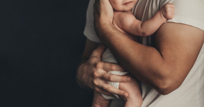 Weiße Mutter bekommt ein schwarzes Baby, aber ihr Mann ist weiß