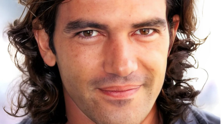 Banderas ist jetzt vierundsechzig, aber er sieht das nicht als Hindernis für eine Beziehung mit einer jungen Schönheit