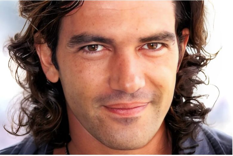 Banderas ist jetzt vierundsechzig, aber er sieht das nicht als Hindernis für eine Beziehung mit einer jungen Schönheit Banderas ist jetzt vierundsechzig, aber er sieht das nicht als Hindernis für eine Beziehung mit einer jungen Schönheit