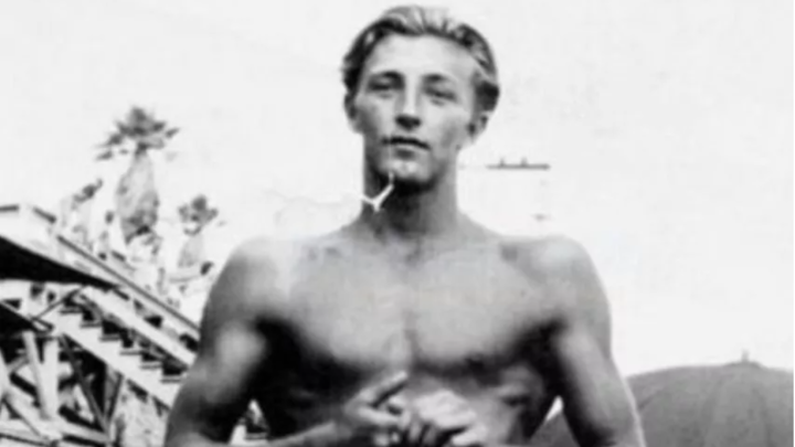 Raten Sie mal, wer er ist? Eine klassische Hollywood-Legende mit zeitlosem Charisma!