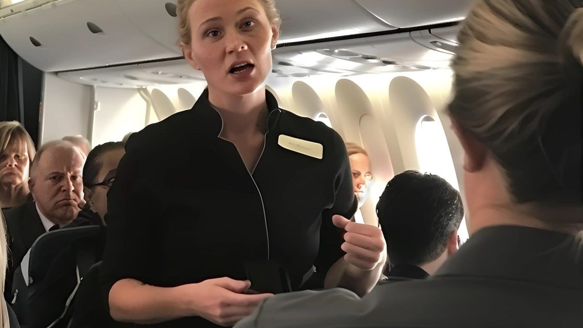 Ein unverschämtes Pärchen im Flugzeug verlangt, dass ich mein Gesicht verdecke, weil meine Narben sie „erschrecken“ – die Flugbegleiterin und der Kapitän weisen sie in ihre Schranken Ein unverschämtes Pärchen im Flugzeug verlangt, dass ich mein Gesicht verdecke, weil meine Narben sie „erschrecken“ – die Flugbegleiterin und der Kapitän weisen sie in ihre Schranken