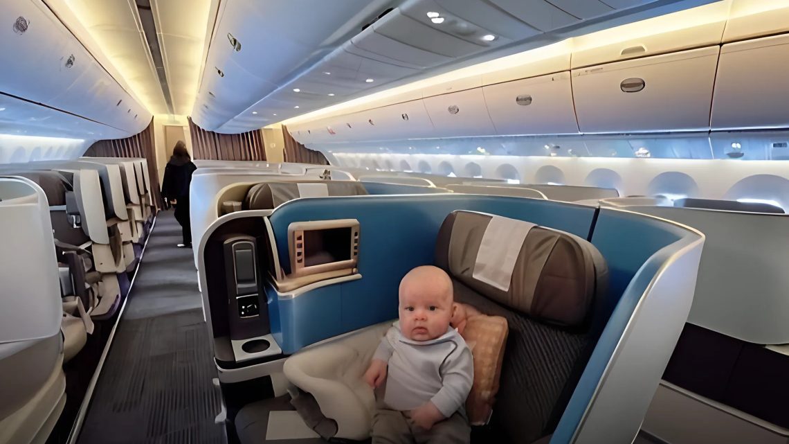 Eine Frau ließ ihr neugeborenes Baby in einem Flugzeugsitz der Business Class zurück und ist entschlossen, es 13 Jahre später zu finden Eine Frau ließ ihr neugeborenes Baby in einem Flugzeugsitz der Business Class zurück und ist entschlossen, es 13 Jahre später zu finden