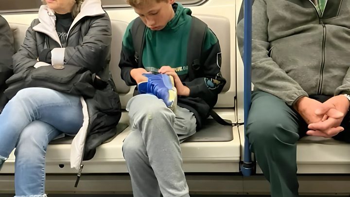 ER STIEG OHNE SCHUHE IN DEN ZUG UND VERLIESS IHN MIT MEHR ALS EINEM PAAR.