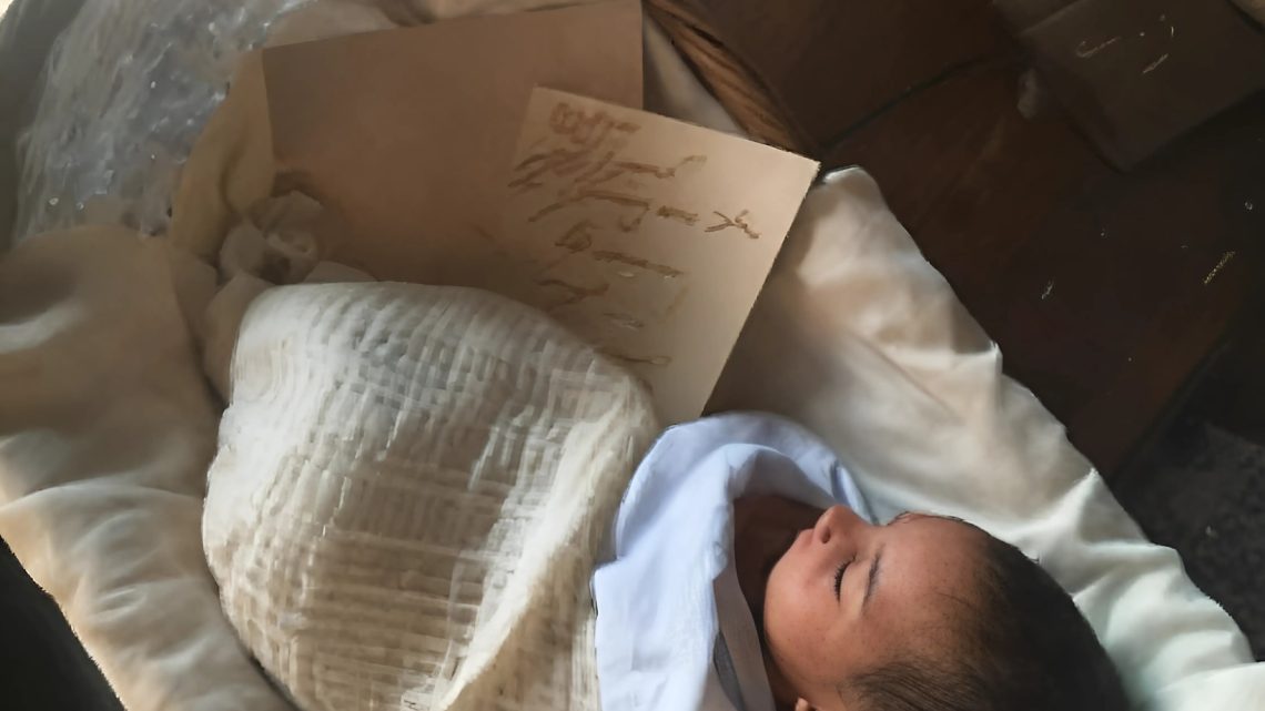 Ein Ehemann kommt von einer Geschäftsreise zurück und sieht ein neugeborenes Baby auf dem Tisch, neben dem zwei Zettel liegen