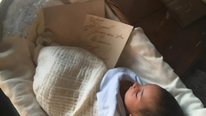 Ein Ehemann kommt von einer Geschäftsreise zurück und sieht ein neugeborenes Baby auf dem Tisch, neben dem zwei Zettel liegen
