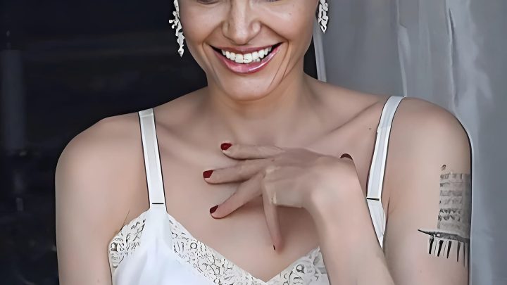 Angelina Jolie wird jünger und jünger. Schauen Sie sich den Star in einem Spitzennegligé an!