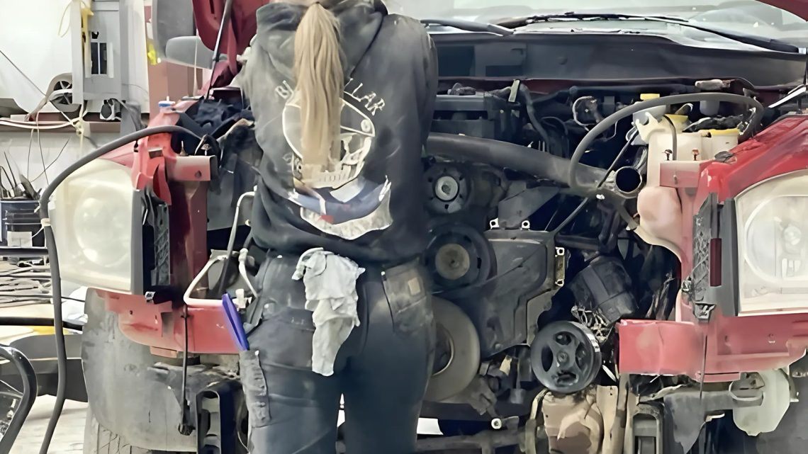 Die Jungs machten sich über die neue Mechanikerin lustig, und am nächsten Tag fuhr sie in einem Bugatti vor und sagte etwas, das uns verblüffte Die Jungs machten sich über die neue Mechanikerin lustig, und am nächsten Tag fuhr sie in einem Bugatti vor und sagte etwas, das uns verblüffte
