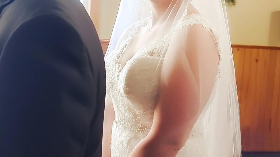 Fünf Jahre nachdem meine Frau verstorben war, nahm ich mein Kind mit zur Hochzeit meines besten Freundes – und als ich die Braut sah, fragte meine Tochter: „Papa, warum weinst du?“