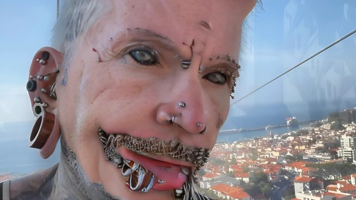 Über 500 Piercings und eine große Anzahl von Tätowierungen. Schau dir diesen Mann an!