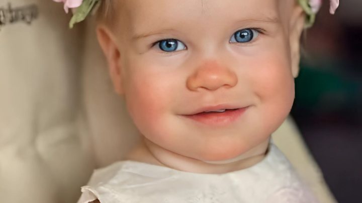 Die Pflegeeltern haben es geschafft, das kleine Mädchen glücklich zu machen