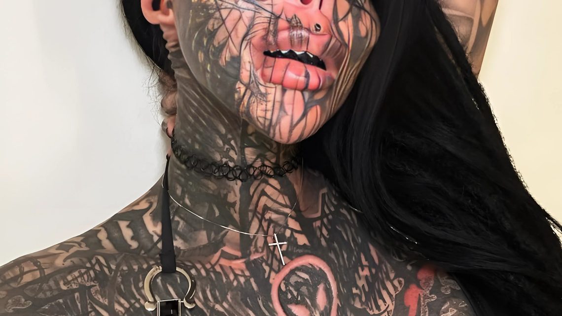 Ein tätowiertes Mädchen hat ein Foto vor ihrer Verwandlung gepostet: eine völlig andere Person