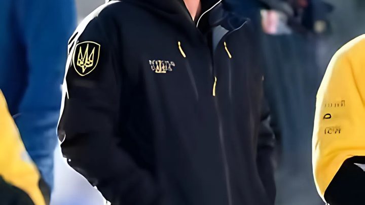 Prinz Harry zeigte seine Unterstützung für die Ukraine, indem er eine Jacke mit dem Wappen trug.