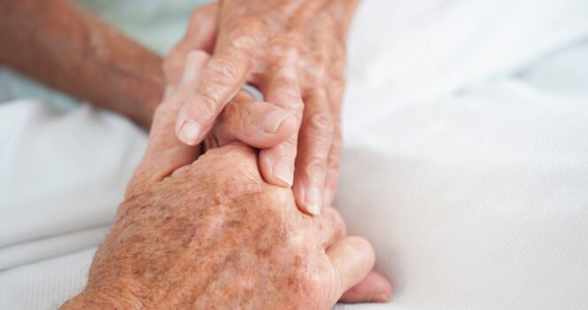 Ein 80-jähriger Mann bringt seiner Frau jeden Tag das Frühstück in ein Pflegeheim