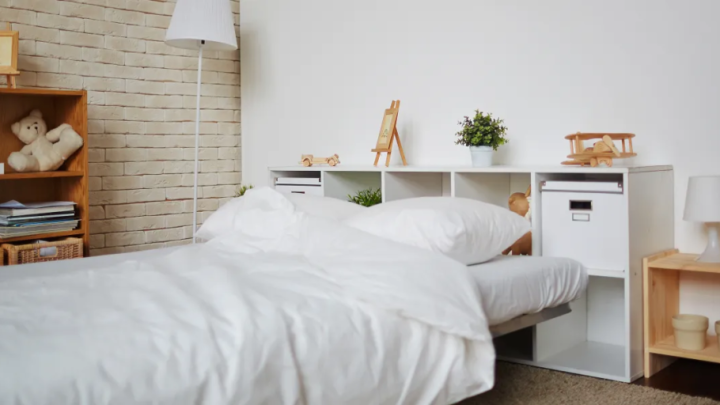 Meine 16-jährige Tochter hat mir verboten, ihr Zimmer aufzuräumen – Nachdem ich ihr Telefongespräch mitgehört habe, habe ich unter ihr Bett geschaut