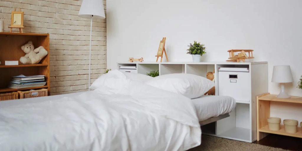 Meine 16-jährige Tochter hat mir verboten, ihr Zimmer aufzuräumen – Nachdem ich ihr Telefongespräch mitgehört habe, habe ich unter ihr Bett geschaut