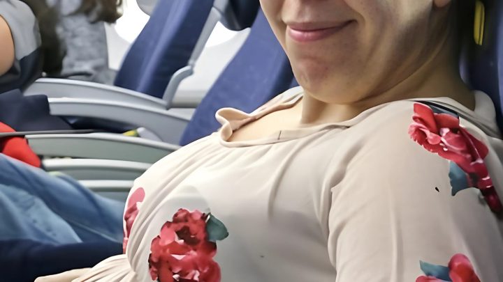 Eine schwangere Frau muss während des Fluges knien – der schockierende Grund dafür.