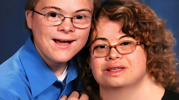 Ein Paar mit Down-Syndrom, das sich für die Geburt eines Kindes entschieden hat. Wie sieht ihr Sohn 29 Jahre später aus?