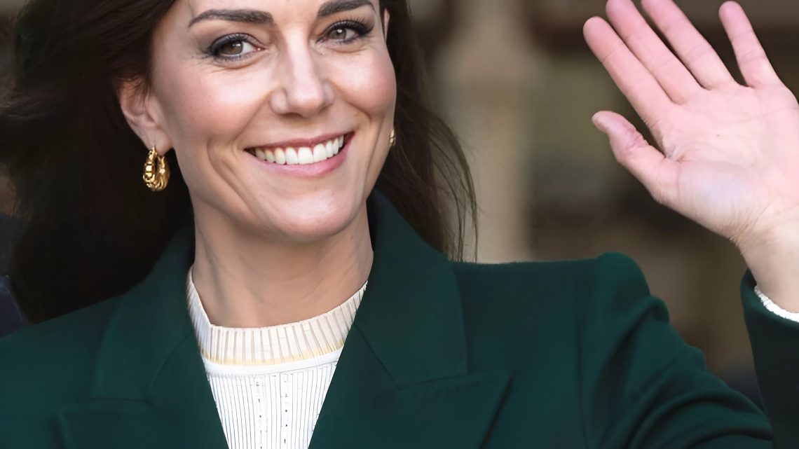 Kate Middleton hat stark abgenommen und ist kürzlich in einem eleganten Hosenanzug in der Öffentlichkeit erschienen.