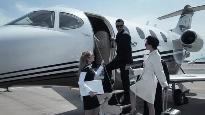 Ich habe auf einem Flug ein wohlhabendes Paar bedient, und am nächsten Tag stellte mir meine Mutter ihren jungen Verlobten vor, der mit demselben Flug gereist war.