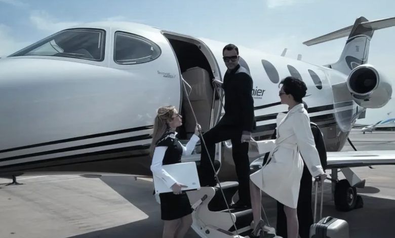 Ich habe auf einem Flug ein wohlhabendes Paar bedient, und am nächsten Tag stellte mir meine Mutter ihren jungen Verlobten vor, der mit demselben Flug gereist war.