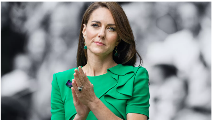 „Sie hat sie nie in den Armen gehalten… Aber sie tragen sie in ihren Herzen.“ An einem warmen Juliabend versammelte sich die königliche Familie im kerzenbeleuchteten Garten des Kensington Palastes, um Prinzessin Diana, die 64 Jahre alt geworden wäre, zu ehren. Doch niemand hatte erwartet, dass die Einweihung die ganze Nation zu Tränen rühren würde. Catherine, die Prinzessin von Wales, trat an den weißen Flügel heran und flüsterte: „Dies ist für unsere geliebte Mutter, an die wir uns immer erinnern werden. Obwohl die Kinder ihre Großmutter nie gekannt haben, haben sie sie geliebt.“ Ihre Stimme zitterte. William senkte den Blick und legte seine Hand auf Georges Schulter. Im Garten herrschte Stille. Dann spielte Catherine eine Melodie, sanft, wehmütig, heilig. Die Musik drückte aus, was Worte nicht konnten: Diana lebte weiter. In den Geschichten. In der Freundlichkeit. In jedem Schlag des Herzens ihrer Enkelkinder. Als der letzte Ton verklungen war, applaudierte niemand. Keiner wagte es. Denn in dieser Stille wurde der Welt endlich klar: Sie hat sie nie getroffen… aber irgendwie vermissen sie sie. Sie lieben sie.