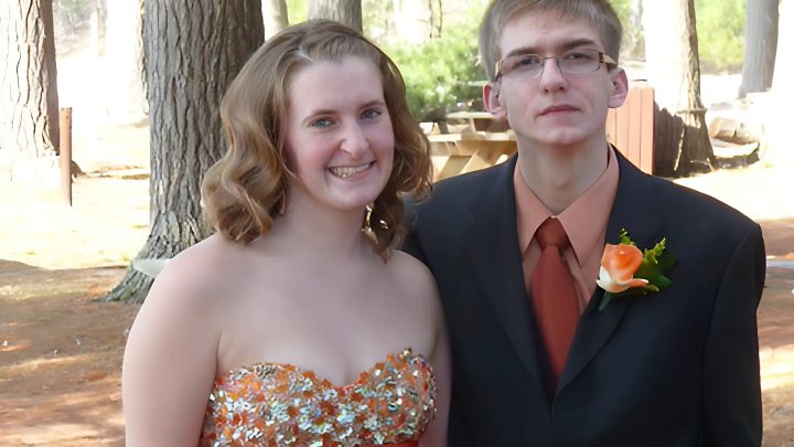 Der Vater ehrt den Teenager, der seinen autistischen Sohn zum Abschlussball mitgenommen hat.