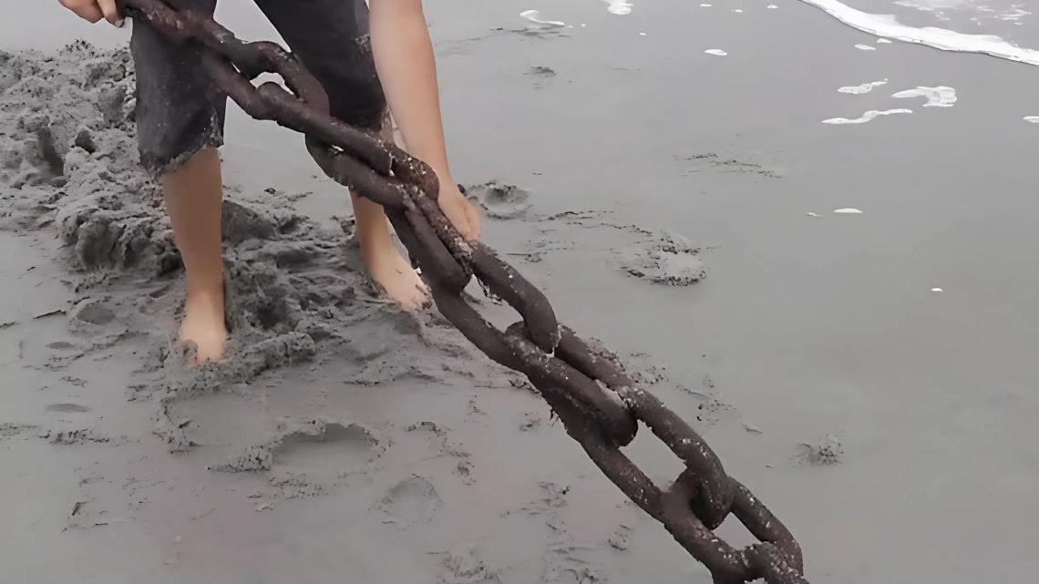Das Leben eines armen Jungen ändert sich, nachdem er eine alte, rostige Kette aus dem Sand eines abgelegenen Strandes gezogen hat. Das Leben eines armen Jungen ändert sich, nachdem er eine alte, rostige Kette aus dem Sand eines abgelegenen Strandes gezogen hat.