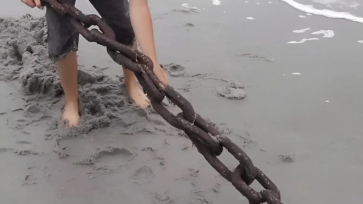 Das Leben eines armen Jungen ändert sich, nachdem er eine alte, rostige Kette aus dem Sand eines abgelegenen Strandes gezogen hat.